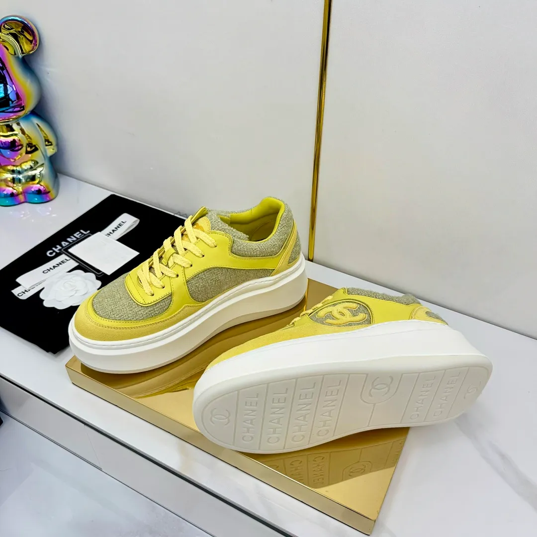 👟👟Ex-factory price 680👟👟 Upgraded version, upgraded version, upgraded version! No rebuttal accepted! ! ! ! Chanel Chanel panda shoes! 2025 counter's top casual sports shoes. This classic design; the upper is electro-embroidered with a variety of techniques; the outsole is fashionable and sporty; the unusual inclusion of a variety of color matching elements... The diversified mix and match is very good-looking and versatile, and can be used for leisure, fashion, sports, and outdoor... ꫛꫀꪝ Go➫ Materials: ❶Upper made of: original imported first-layer silk cowhide + original waterproof cloth + original first-layer cowhide ❷Inner lining: Original Yangli+Net ❸Outsole based on: Original TPU combination outsole Counter boutique packaging complete set for women 35–41 👉 👉 👉 👉 👉 👉 👉